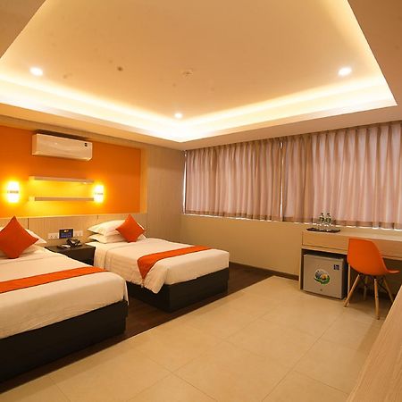 Eastern Hotel Yangon Extérieur photo