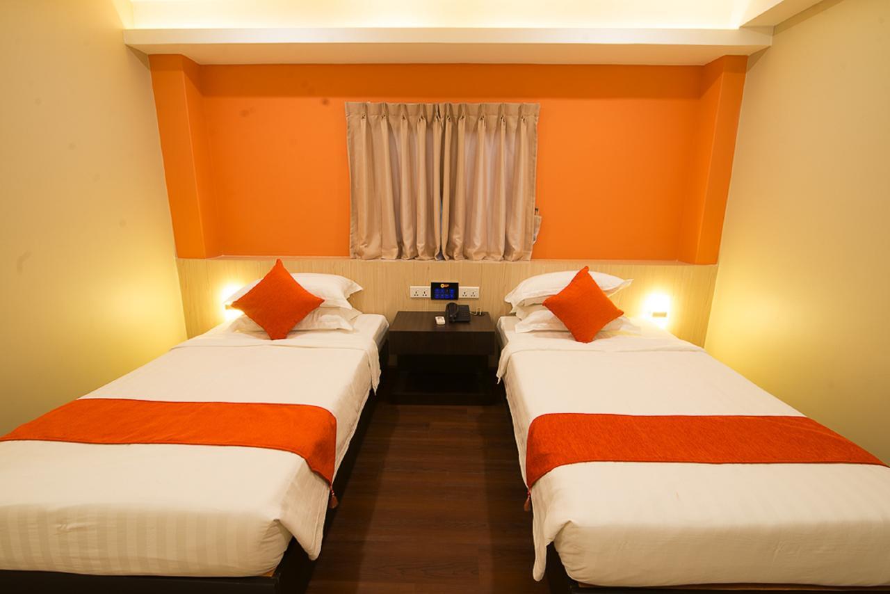 Eastern Hotel Yangon Extérieur photo