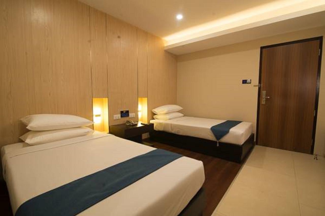 Eastern Hotel Yangon Extérieur photo